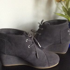 Toms grey suede emboss wedge bootie